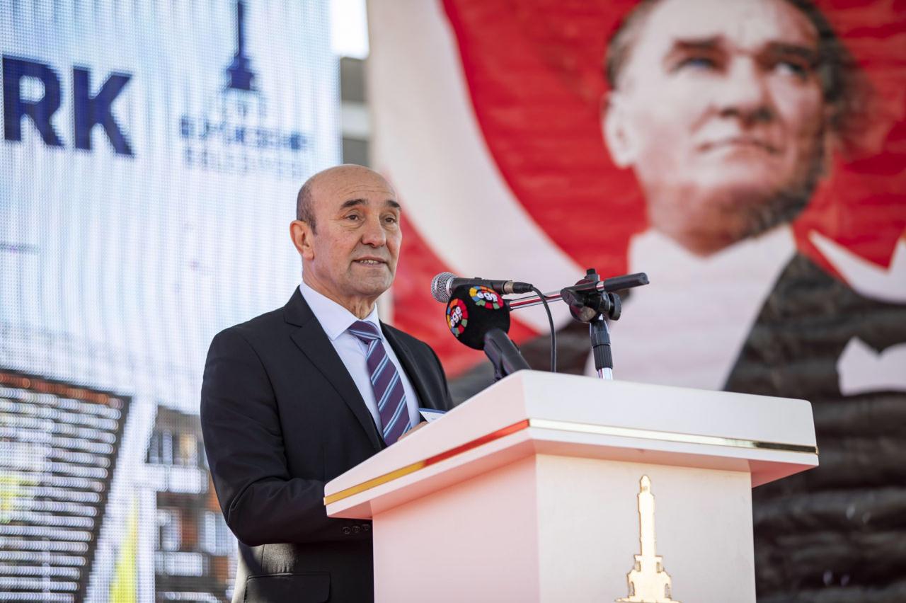 Selvili Yeraltı Otoparkı’nın açılışını İzmir Büyükşehir Belediye Başkanı Tunç Soyer yapmıştı. Törende konuşan Başkan Tunç Soyer otopark yatırımlarının süreceğini söylemişti.