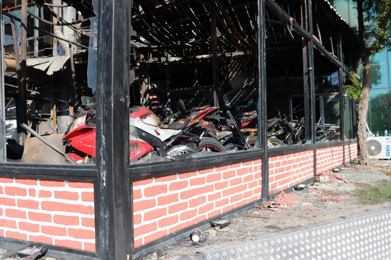 Adana'da yanan dükkanından önünde beklerken tartıştığı kişi tarafından öldürülen Uğur Uca'nın yanan dükkanı
