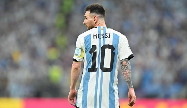Messi ka&ccedil; yaşına kadar oynayacak! Takım arkadaşı a&ccedil;ıkladı