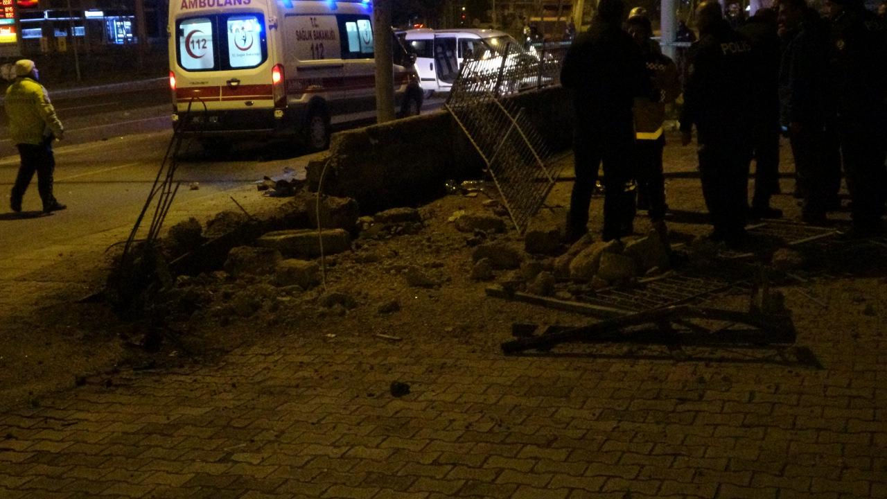 Malatya'da kaldırımda yürürken kontrolünü kaybeden aracın çarptığı iki genç öldü