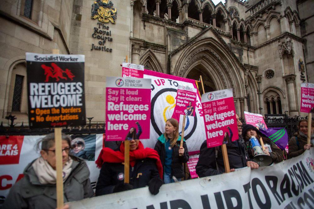 İngiltere Yüksek Mahkemesi'nin sığınmacıları Ruanda'ya gönderme planına ilişkin kararı protesto edildi