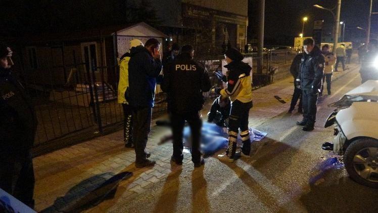 Malatya'da kaldırımda yürürken kontrolünü kaybeden aracın çarptığı iki genç öldü