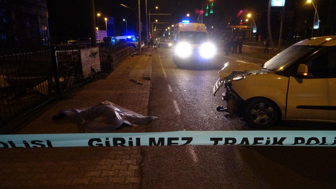 Malatya'da kaldırımda yürürken kontrolünü kaybeden aracın çarptığı iki genç öldü