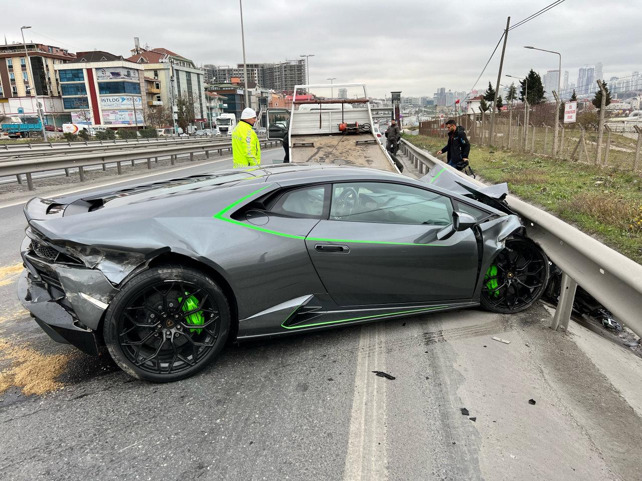 İstanbul'da bariyerlere giren Lamborghini