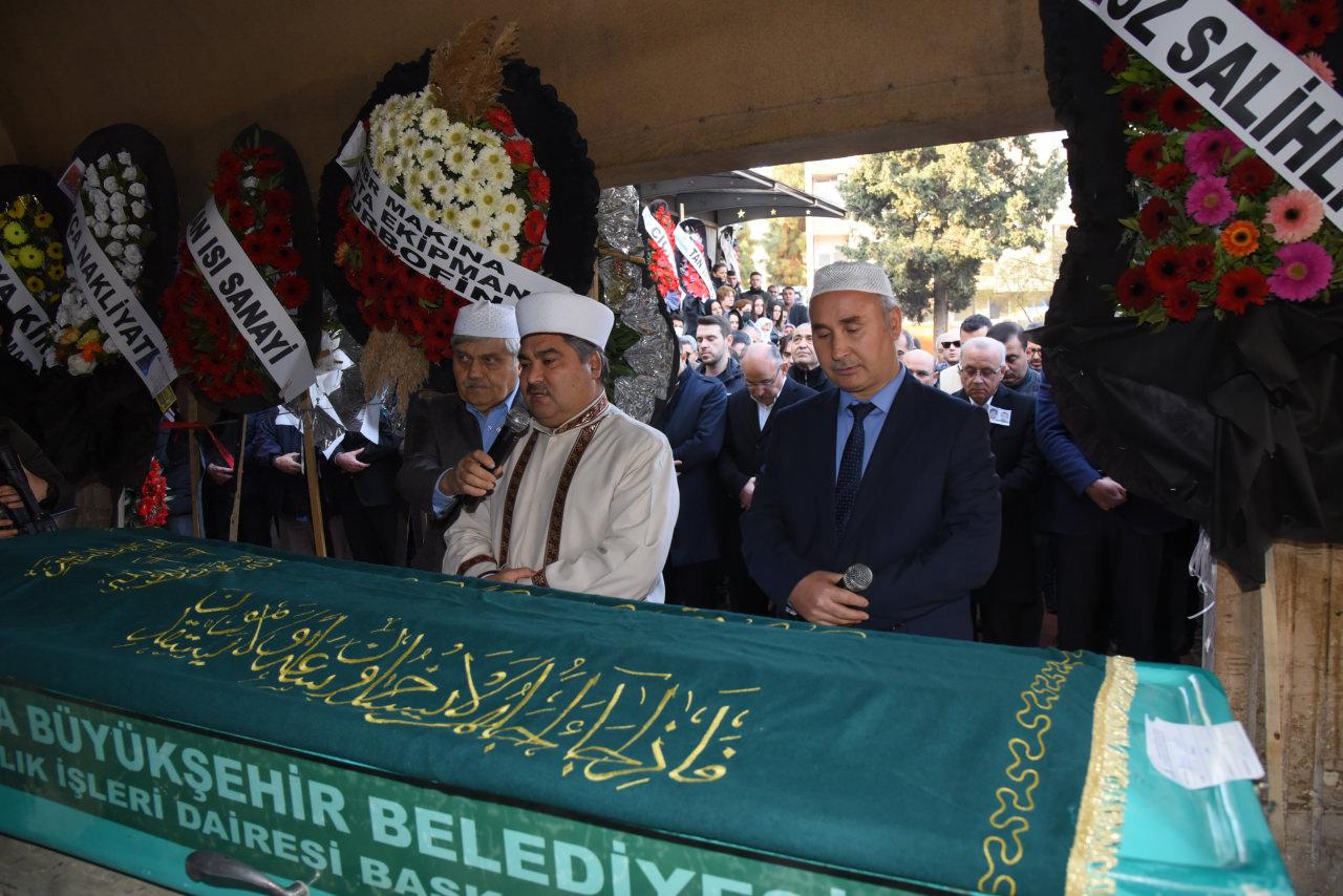 Manisa’da kuyuya düşen baba ve 2 yaşındaki oğlu gözyaşlarıyla son yolculuğuna uğurlandı