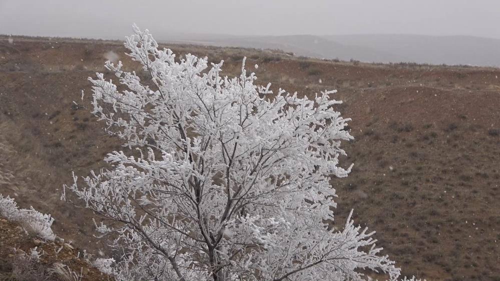 Kırıkkale'de mevsimin ilk karı yağdı