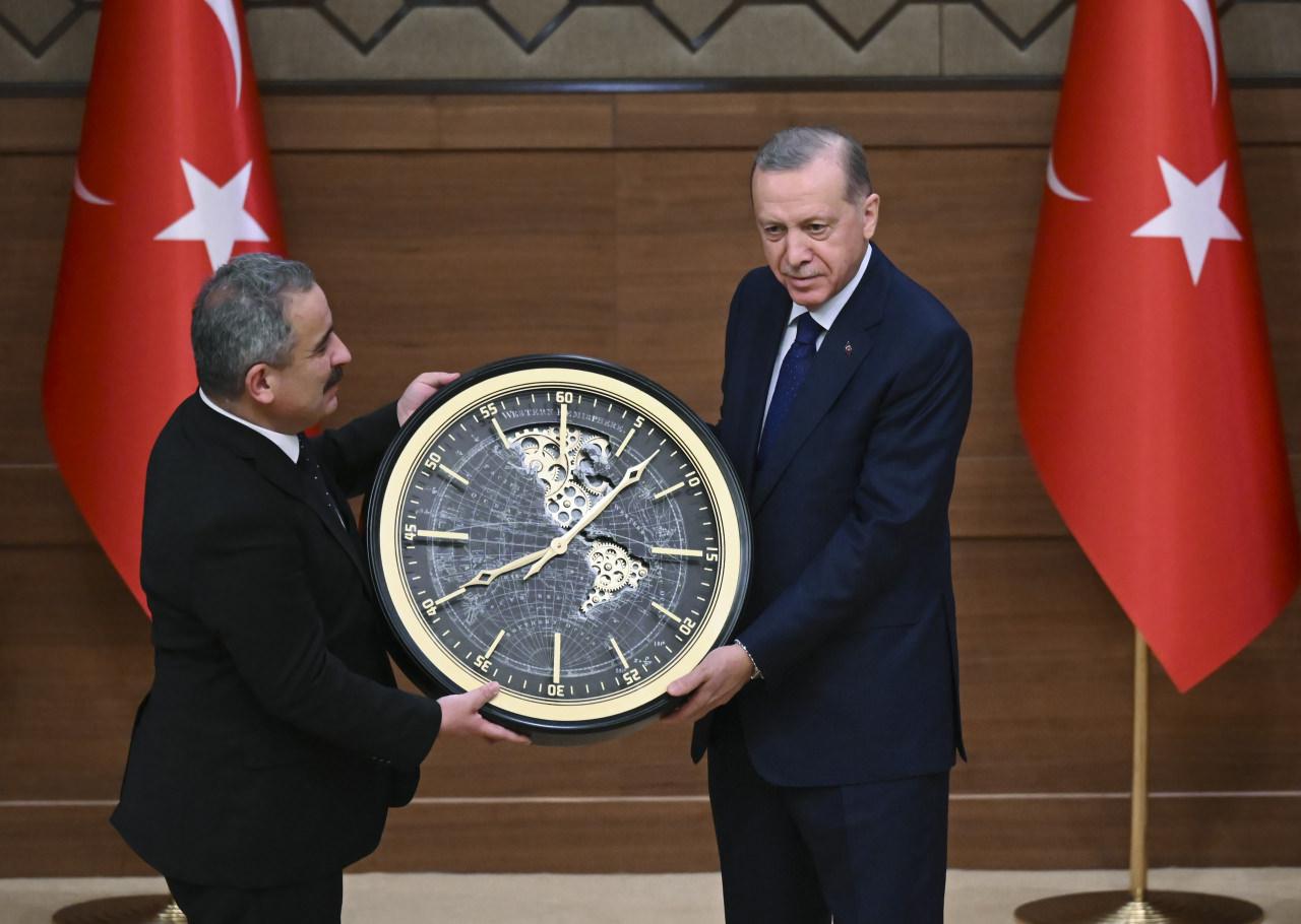 Anadolu Yayıncılar Derneği Başkanı Sinan Burhan’ın Başkan Erdoğan'a hediye takdimi