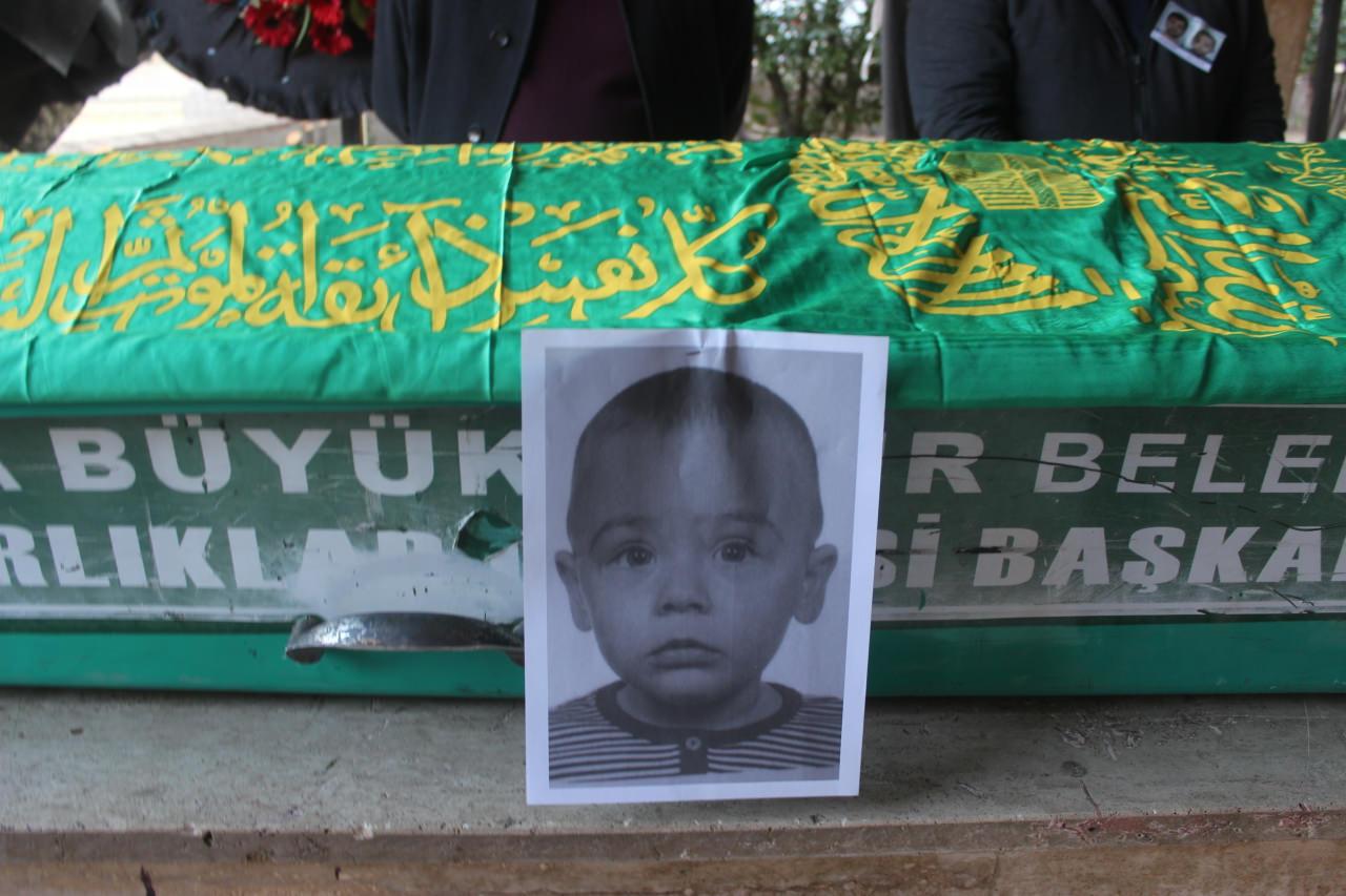 Manisa’da kuyuya düşen baba ve 2 yaşındaki oğlu gözyaşlarıyla son yolculuğuna uğurlandı