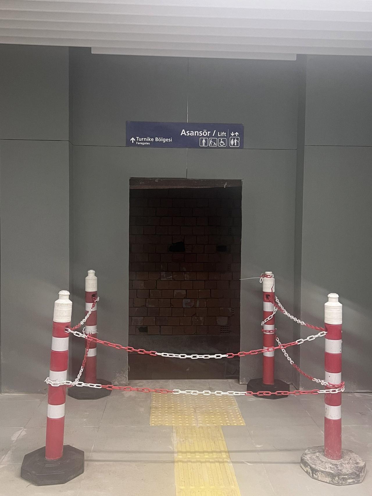 Dudullu-Bostancı metrosunun henüz tam olarak bitirilemeden açılışının yapıldığı ortaya çıktı. 