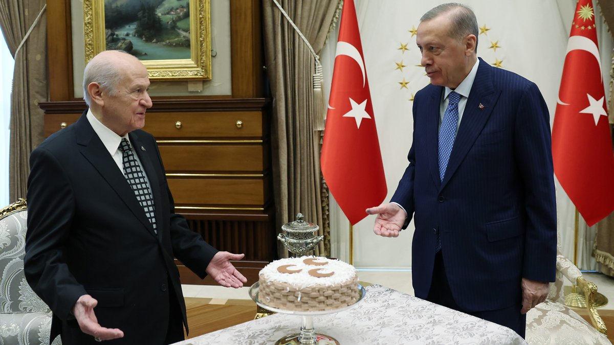 Cumhurbaşkanı Recep Tayyip Erdoğan, Devlet Bahçeli'nin doğum günü hasebiyle üç hilalin yer aldığı pastayı ikram etmişti.