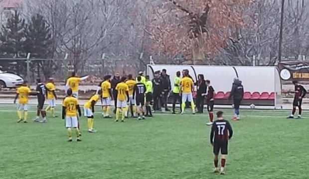 Futbolcu sahaya bıçakla girdi! Maç tatil edildi...