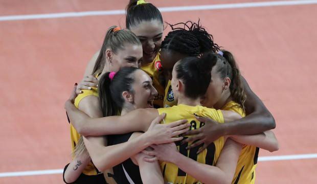 VakıfBank rakibine set vermedi!
