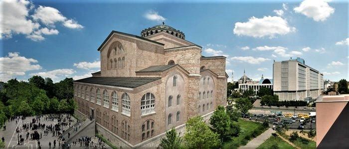Bizans'a ait Aziz Polieuktos Kilisesi, İBB genel merkez binasının hemen karşısında yer alan, Mimar Sinan’ın “çıraklık eseri” Şehzadebaşı Camii ile Saraçhane Parkı’nın kesişim noktasındaki bölgedeydi.