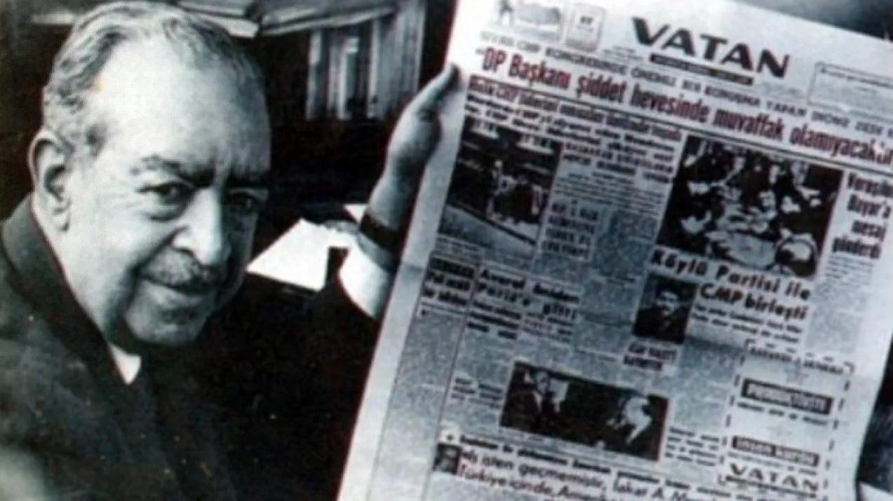 Ahmet Emin Yalman, Demokrat Parti aleyhtarı manşet atmış Vatan gazetesini objektife gösterirken