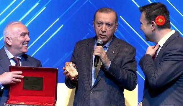 Cumhurbaşkanı Erdoğan'ın altın esprisi salonu kahkahaya boğdu: Biraz ağlatacaklar bizi