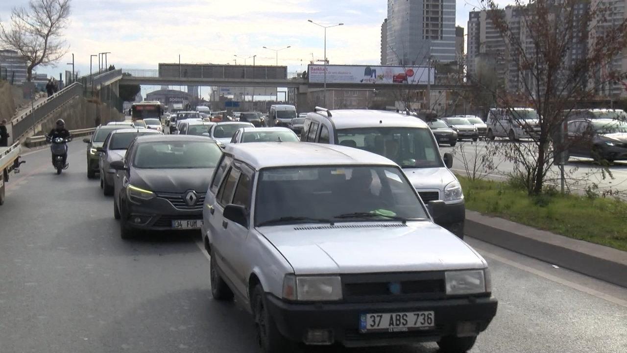 İstanbul'da bariyerlere saplanan araç