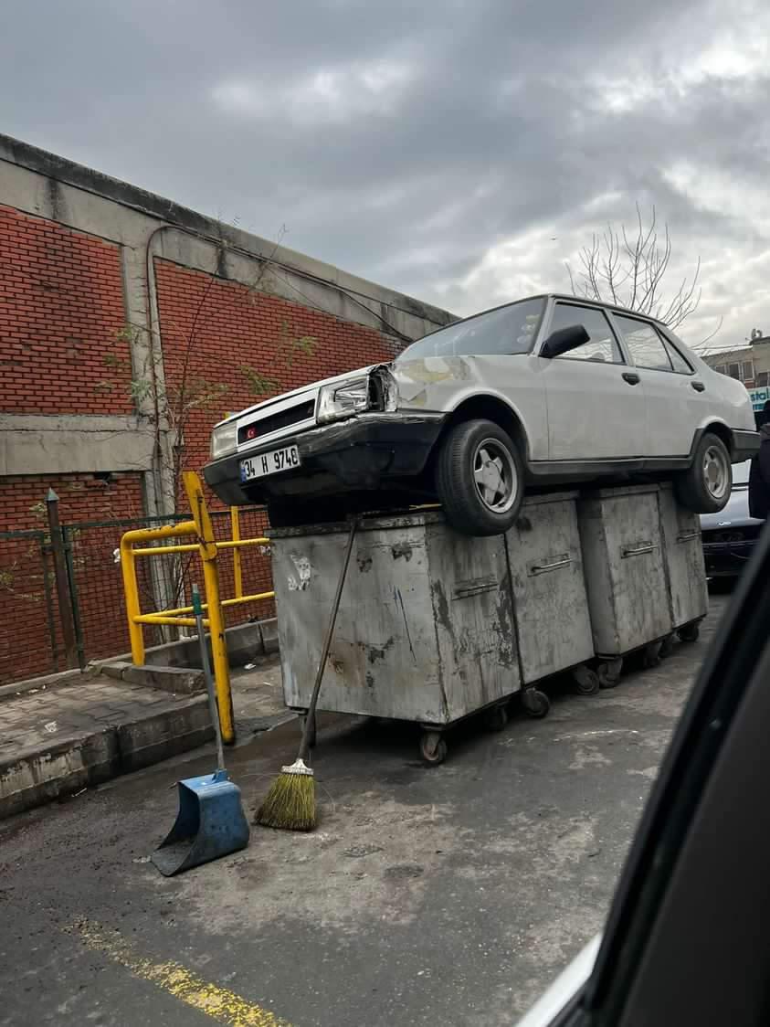 İstanbul’da şaşkına çeviren görüntü: Çöpe atılmış araba bulundu!