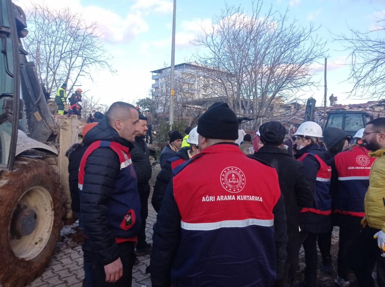 Depremden etkilenen 10 ilde, özel eğitim alan öğretmen ve diğer çalışanlardan oluşan MEB AKUB üyesi yaklaşık 5 bin Bakanlık personeli sahada..