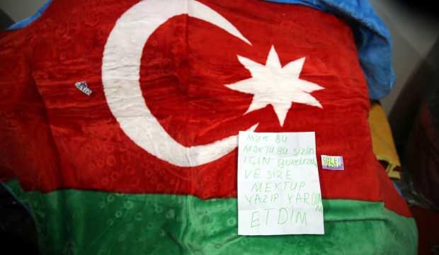 Azerbaycan'dan gelen yardımlardan çıkan notlar okuyanları duygulandırdı