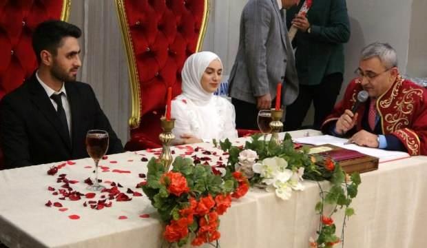 Depremzede çifte nikah sürprizi