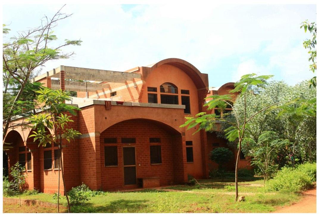 Hindistan'da CSEB sistemine uygun olarak inşa edilmiş, bölgenin motiflerini taşıyan bir ev