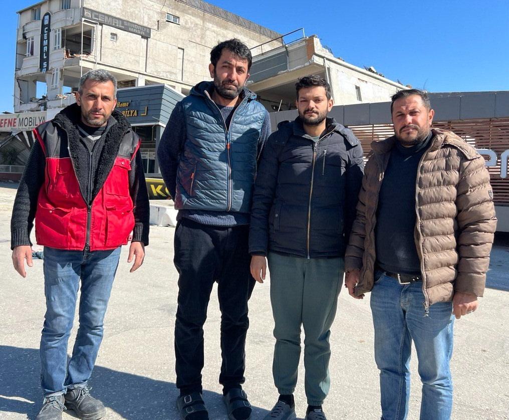 Mustafa Korkmaz (en sağda) ve sanayideki diğer depremzede arkadaşları