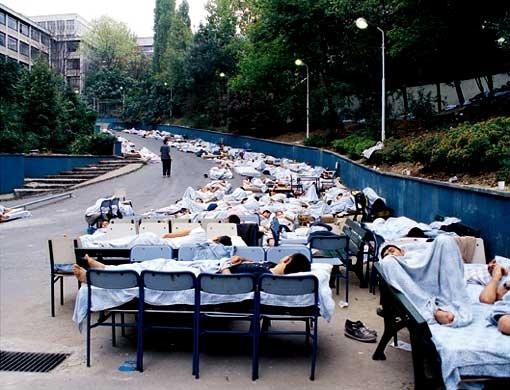 1999'daki depremde yaralanmış vatandaşlarımız, hastane önlerinde sandalyelerden oluşturulma sedyeler üzerinde sıra bekliyordu