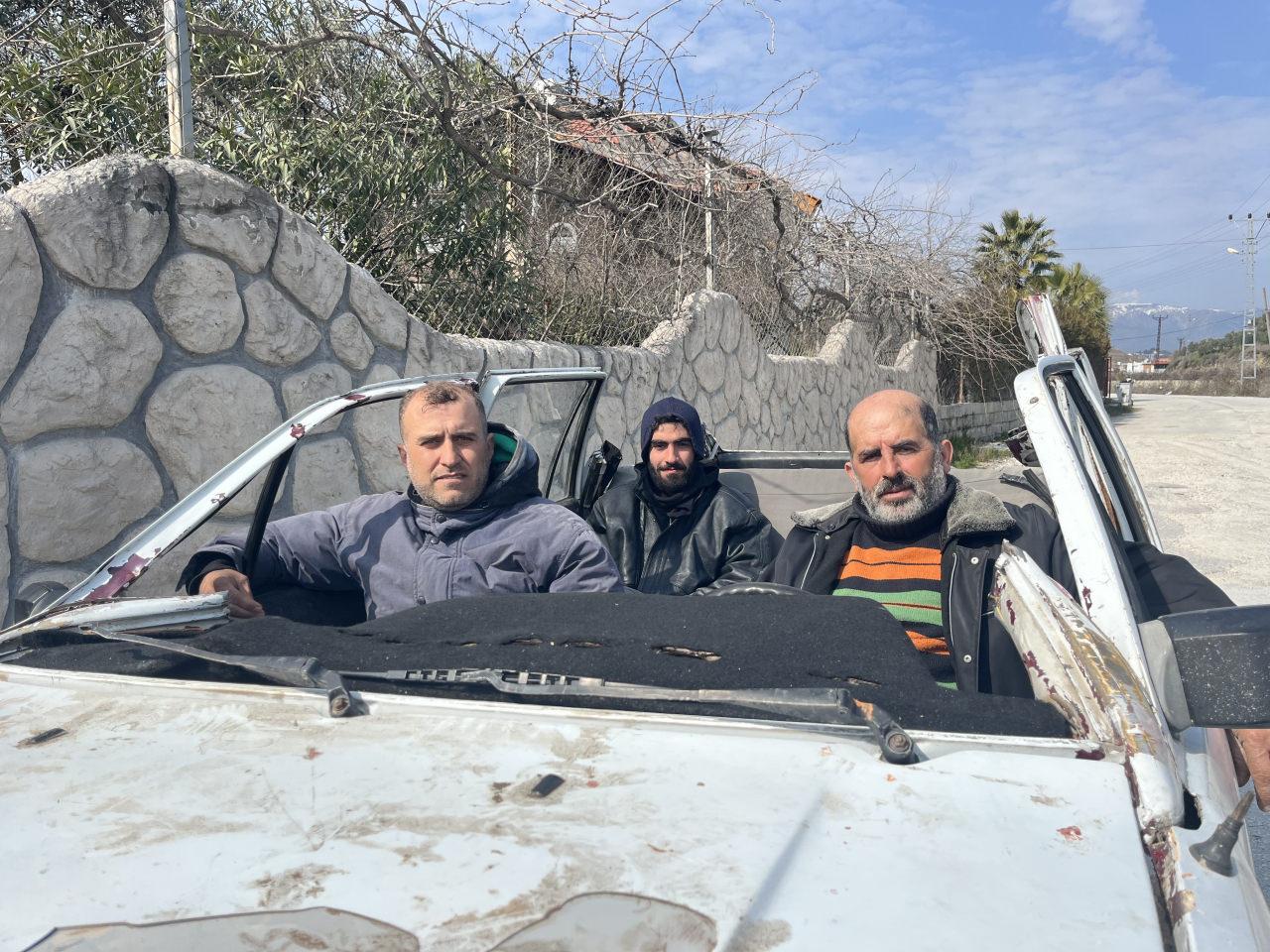Hatay'da şaşkına çeviren görüntü: Enkazdan çıkardığı yarım otomobille trafiğe çıktı!