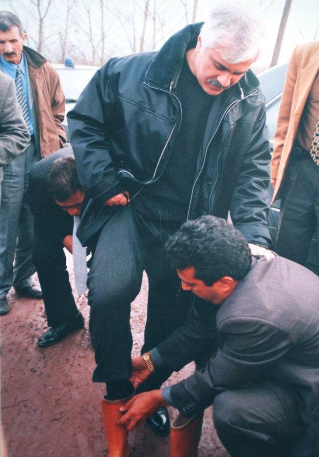 Koray Aydın'ın 1999 depremi sonrası bölgeye gitmiş çizmelerini de bir polis memuruna giydirmişti