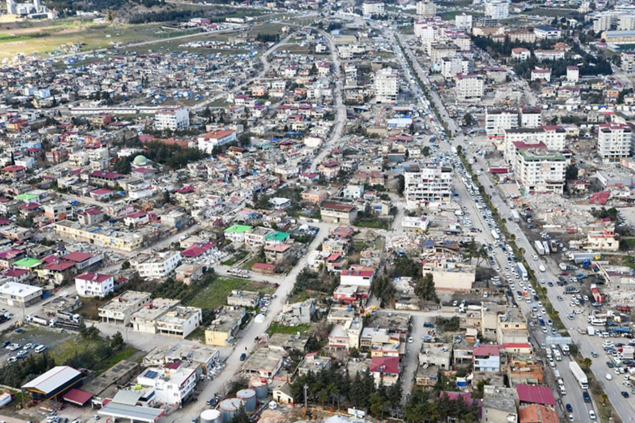 Merkez üssü Kahramanmaraş'ın Pazarcık ve Elbistan ilçeleri olan 7.7 ve 7.6 büyüklüğündeki depremler nedeniyle Gaziantep'in Nurdağı ilçesinde birçok bina yıkıldı.