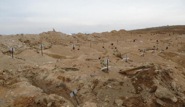 Mutlu k&ouml;y&uuml;, depremde kayan iki dağın altında kaldı! 48 kişi &ouml;ld&uuml;