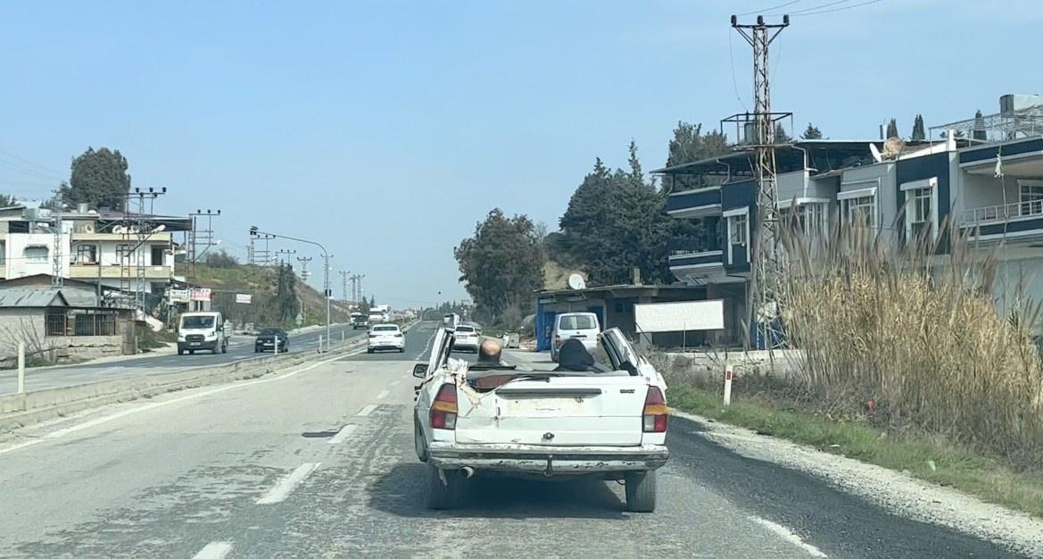 Hatay'da şaşkına çeviren görüntü: Enkazdan çıkardığı yarım otomobille trafiğe çıktı!