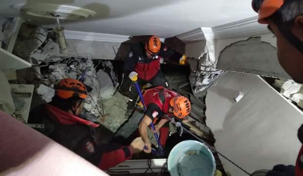 Yıllardır aynı binada oturan komşular enkaz altında tanışmış