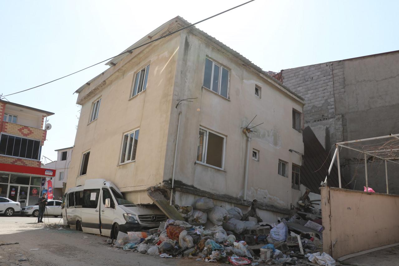 Şaşkına çeviren görüntü! Depremde 6 ailenin kurtulduğu binanın yıkılmasını minibüs önlemiş