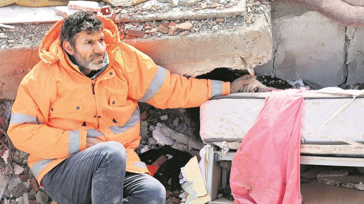 Ünlü şarkıcı Ebru Yaşar'dan, depremin simgesi olan acılı babaya alkışlanacak yardım!