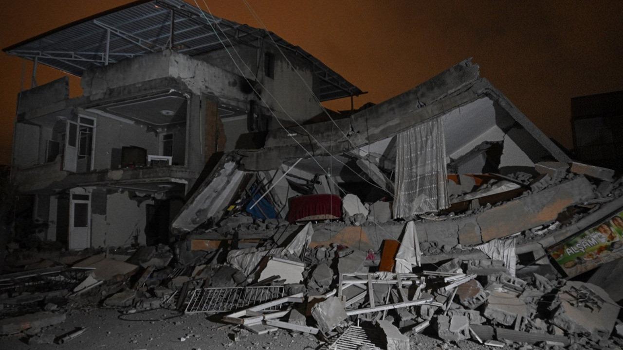 İskenderun'da deprem nedeniyle tahrip olmuş bir yapı