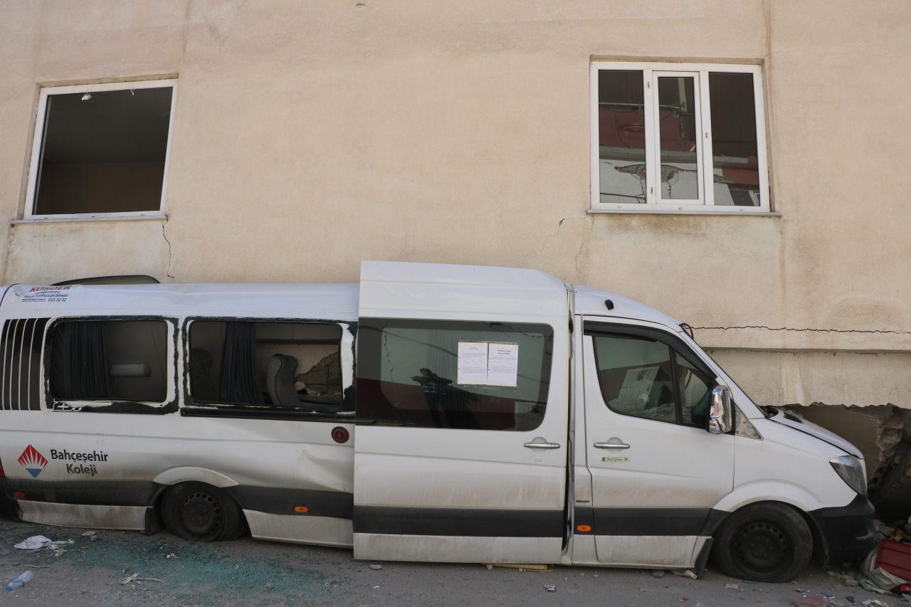 Şaşkına çeviren görüntü! Depremde 6 ailenin kurtulduğu binanın yıkılmasını minibüs önlemiş