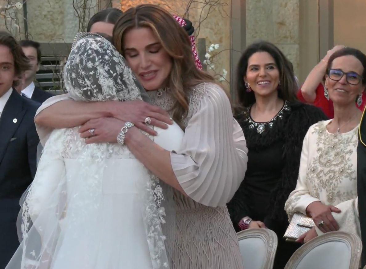 Ürdün Kralı 2. Abdullah'ın karısı Rania kızına sarılıyor