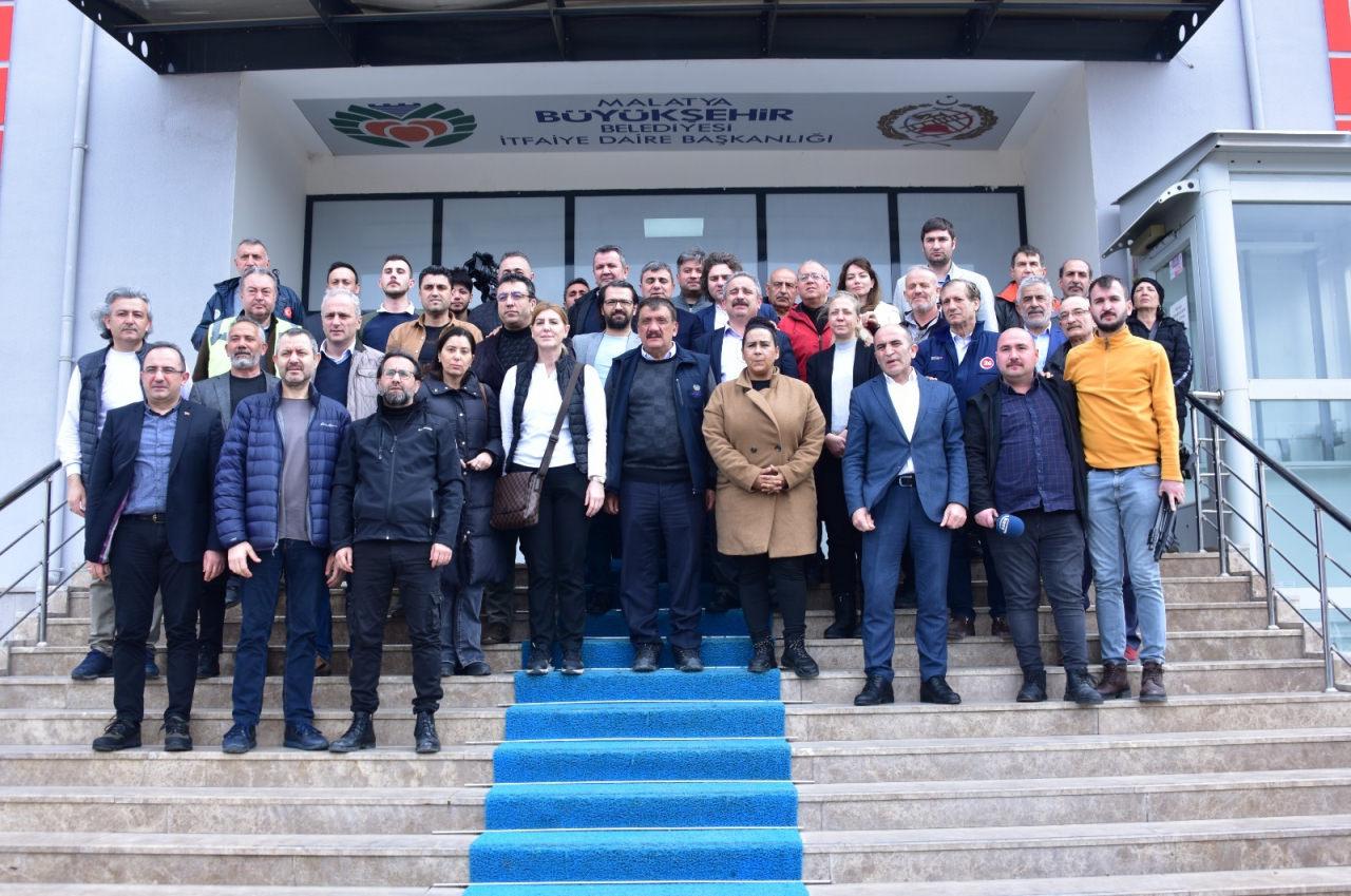 "Deprem Bölgesi Basın Programı" çerçevesinde Malatya Büyükşehir Belediye Başkanı Selahattin Gürkan’la görüşerek bilgi alan ulusal ve yerel basının temsilcileri…