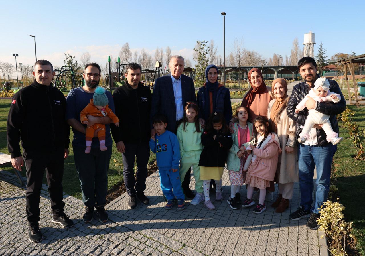 Başkan Erdoğan, Özdemir Bayraktar Milli Teknoloji Merkezi'ni ziyaret etti. Cumhurbaşkanı Erdoğan'a ziyarette, Baykar Genel Müdürü Haluk Bayraktar (solda) ile Baykar Yönetim Kurulu Başkanı Selçuk Bayraktar (sol 3) eşlik etti. Erdoğan daha sonra Baykar çalışanları ve çocukları ile hatıra fotoğrafı çektirdi.
