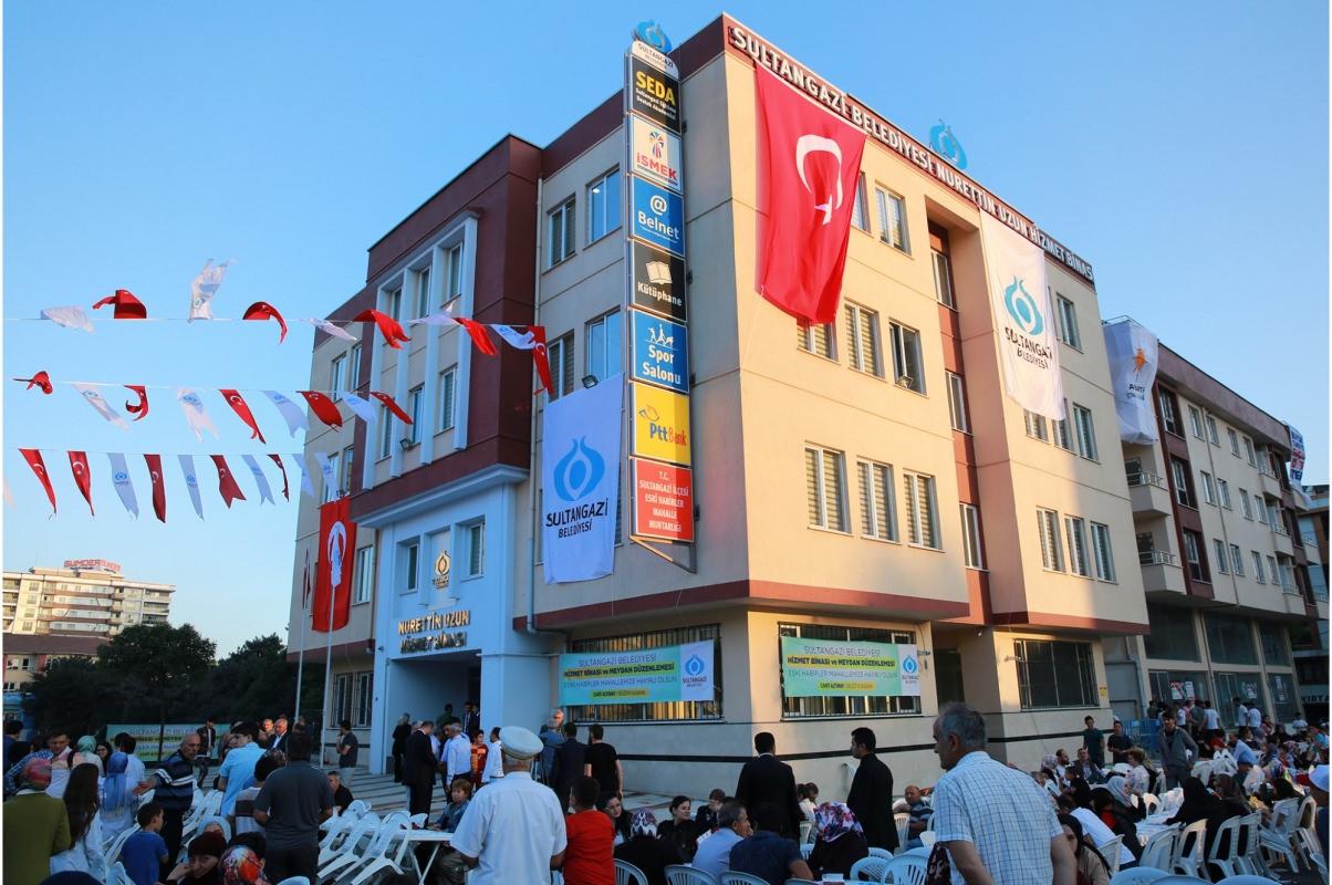 Nurettin Uzun İlköğretim Okulu'nun bitişiğinde bulunan Sultangazi Belediyesi hizmet binasına da Nurettin Uzun'un ismi verildi.