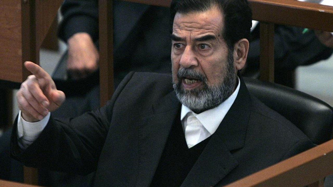 Saddam Hüseyin'in idama mahkum edildiği duruşma sırasında çekilmiş bir fotoğraf
