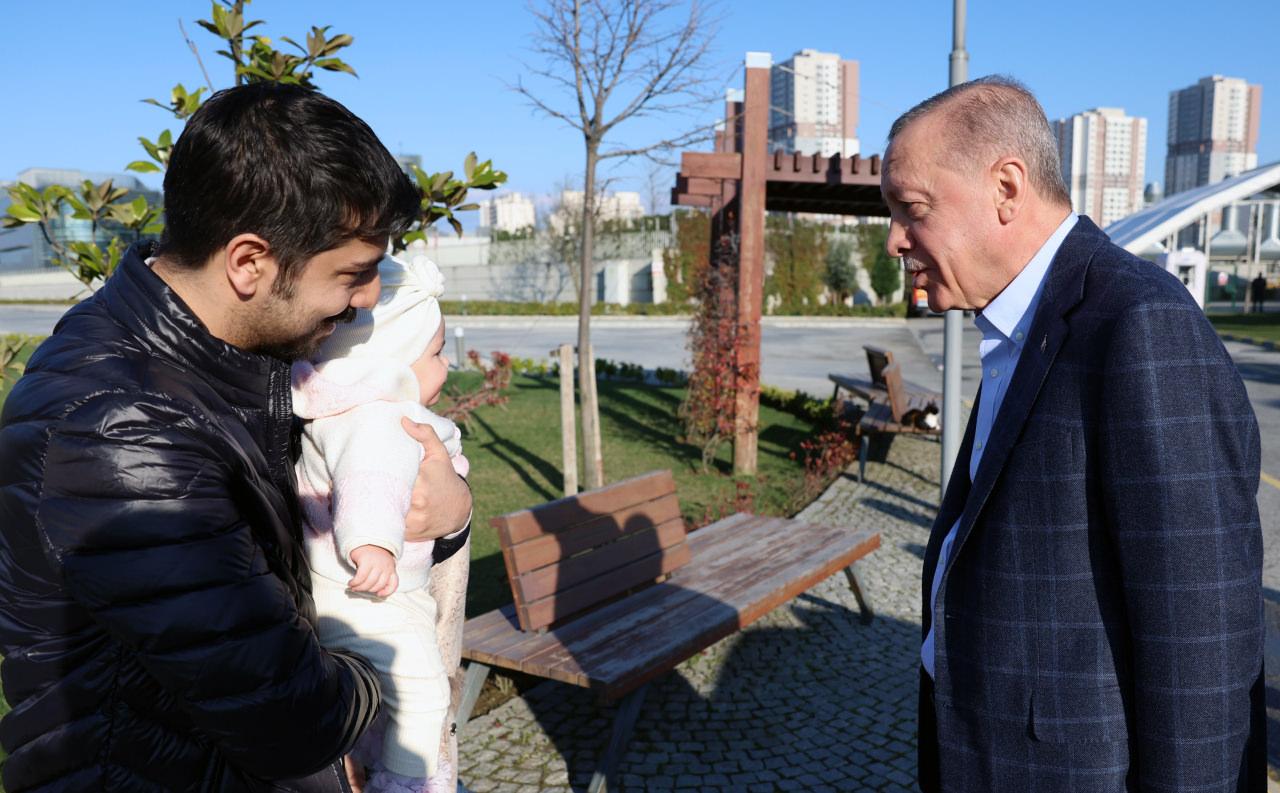 Erdoğan, ziyaret sonrası bir Baykar çalışanı ile sohbet ederek, bebeğini sevdi.