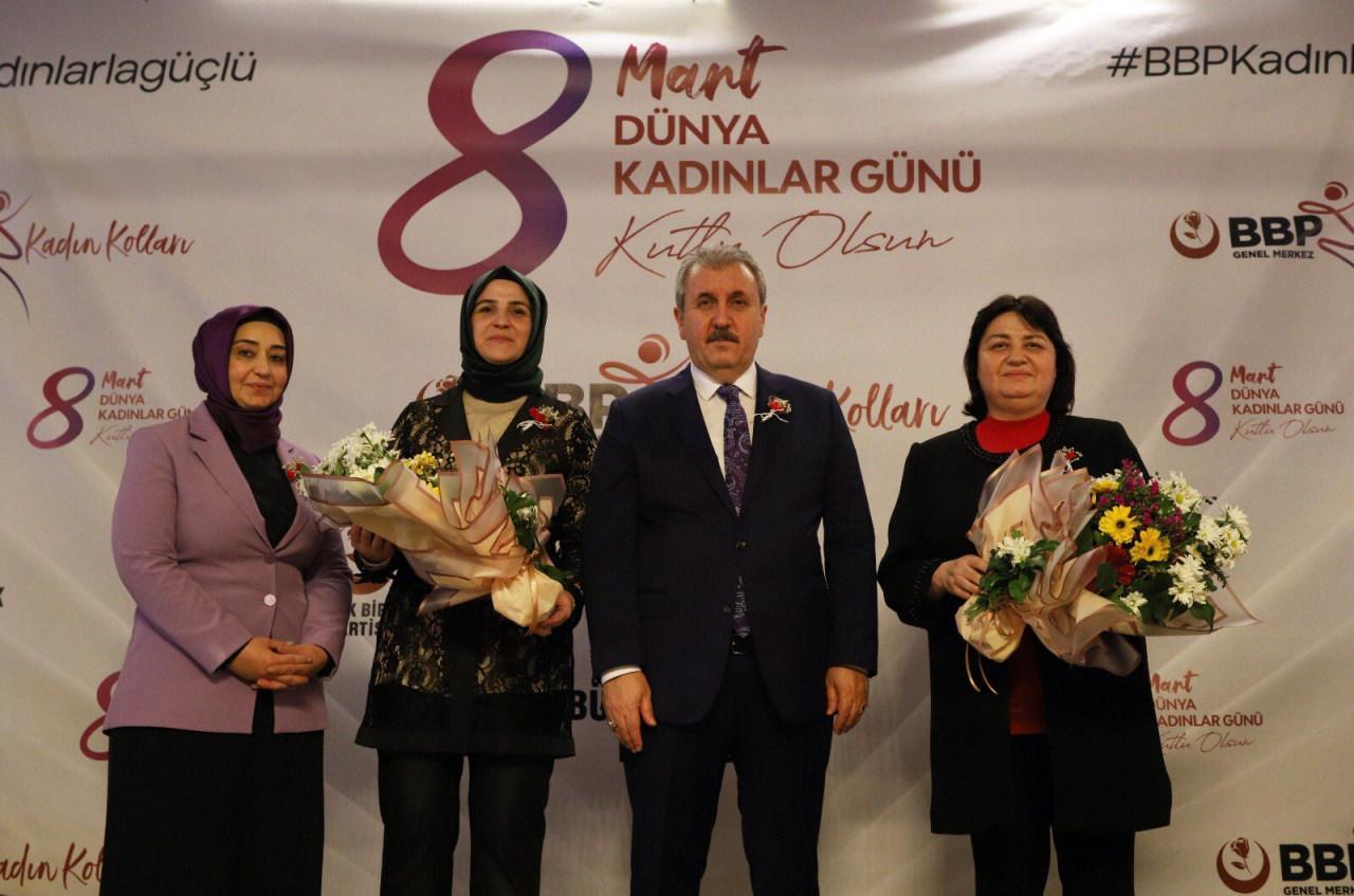 BBP Genel Başkanı Mustafa Destici, partisinin kadın kolları teşkilatı yöneticileriyle beraber