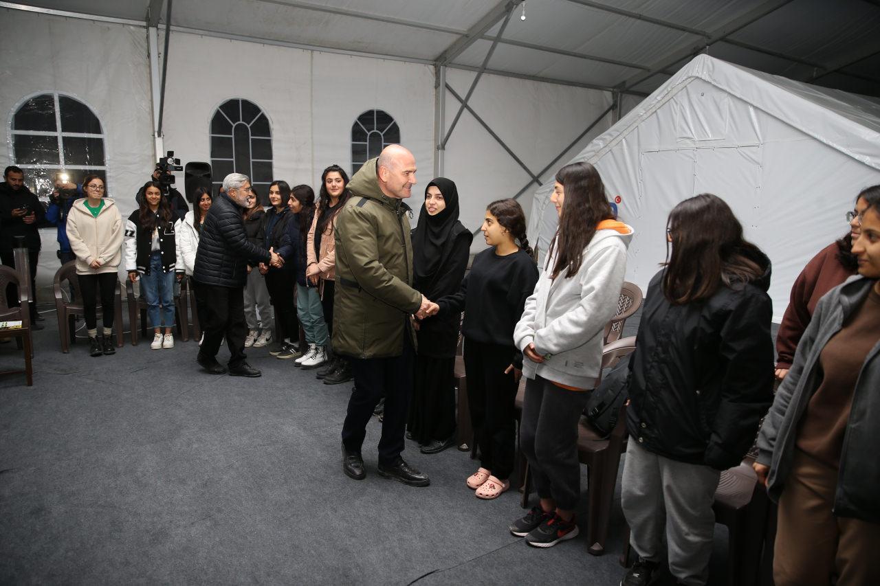 İçişleri Bakanı Süleyman Soylu, Antakya ilçesindeki Büyükdalyan Konteyner Kenti'nde gençlerle bir araya geldi.
