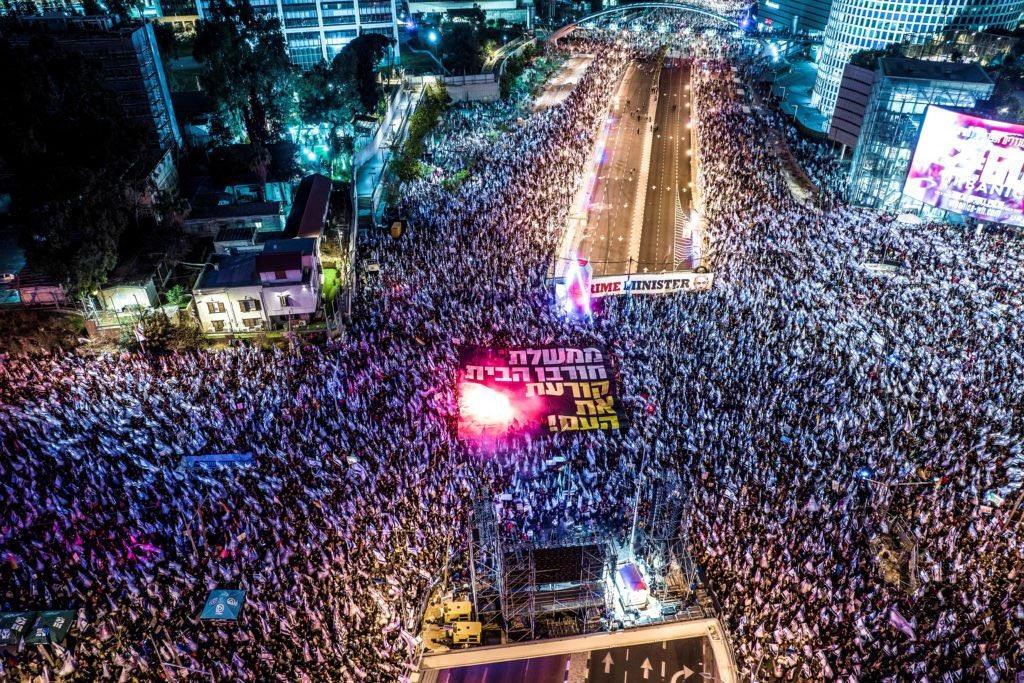 Gallant'ın görevden alınmasının ardından muhalefet partilerin çağrısıyla başkent Tel Aviv'de toplanan İsrailller, Netanyahu'yu protesto etti