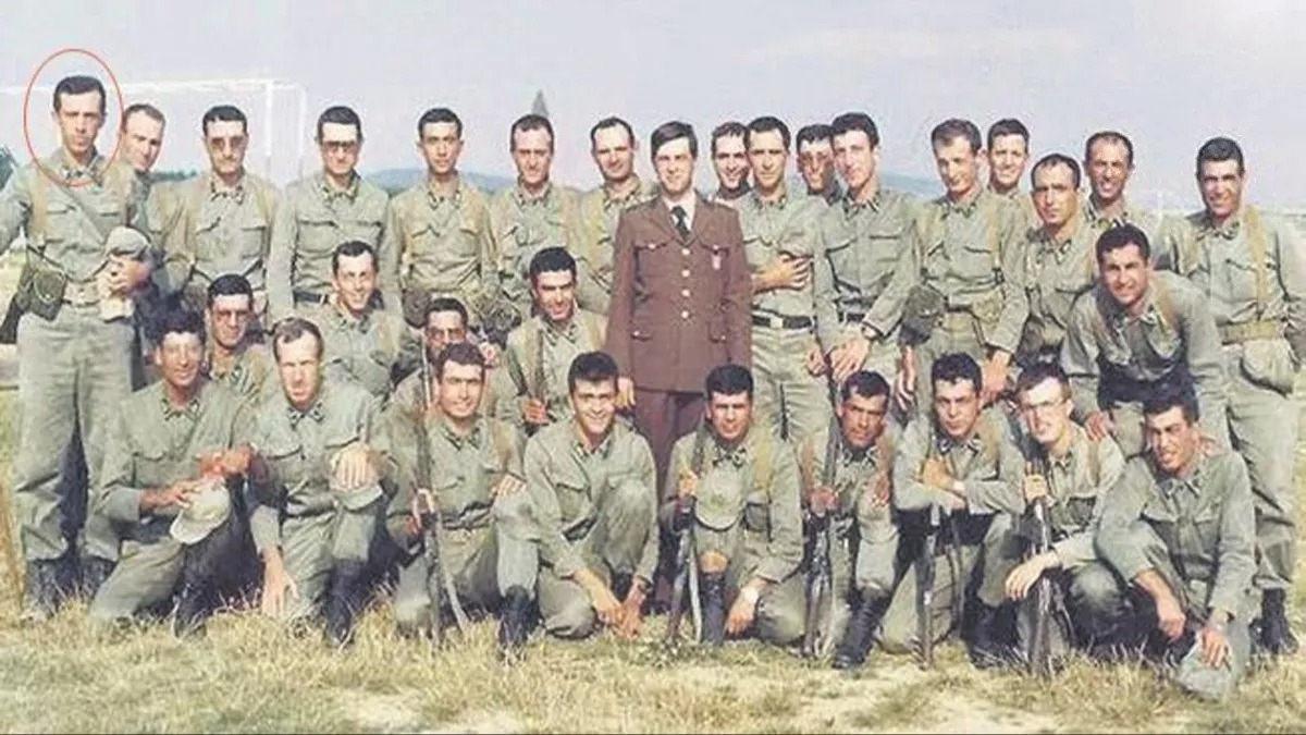 Başkan Erdoğan'ın 1982 yılında İstanbul Tuzla Piyade Okulu'nda yedek subay olarak vatani görevi yaparken silah arkadaşlarıyla çektirdiği fotoğraf 