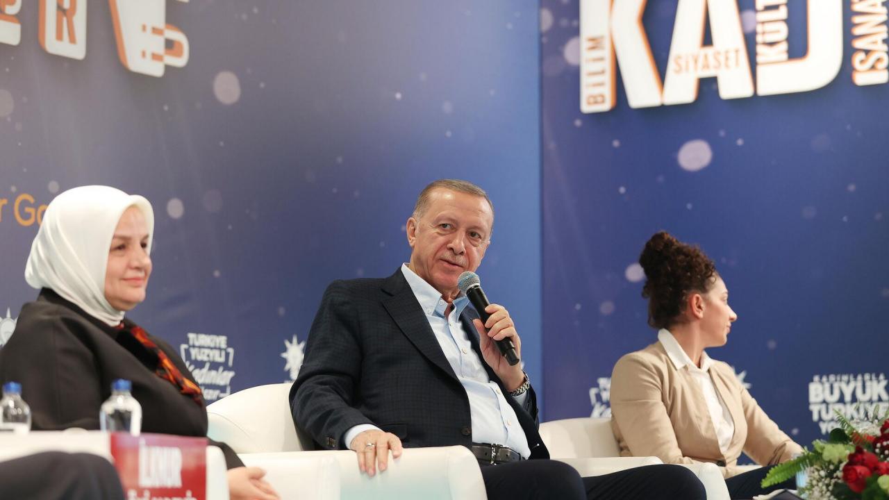 Cumhurbaşkanı Recep Tayyip Erdoğan, Antalya AK Parti Kadın Kolları Teşkilatı'nın düzenlediği 'Kadınlarla Büyük Türkiye Yolunda' programında konuşurken
