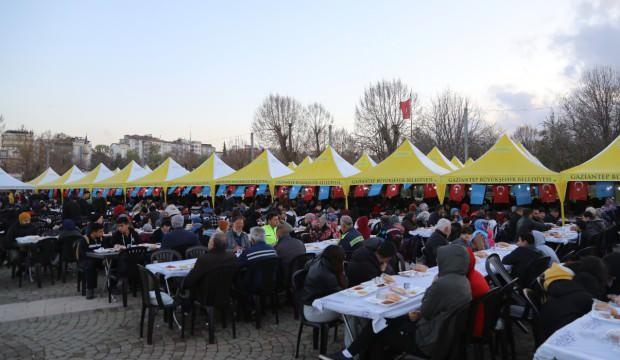 Gaziantep'te kurulan iftar çadırlarında günlük 15 bin kişi ağırlanıyor