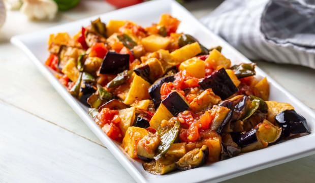 Zeytinyağlı patlıcan yemeği nasıl yapılır? Zeytinyağlı patlıcan yemeği tarifi
